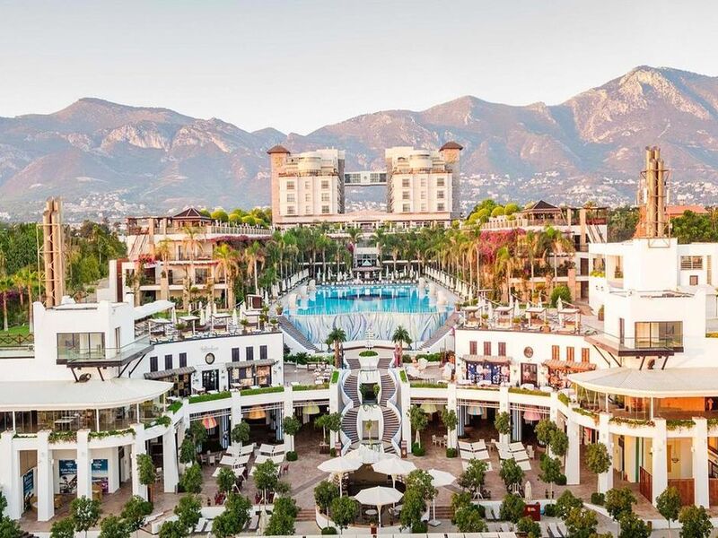 Cratos Premium Hotel